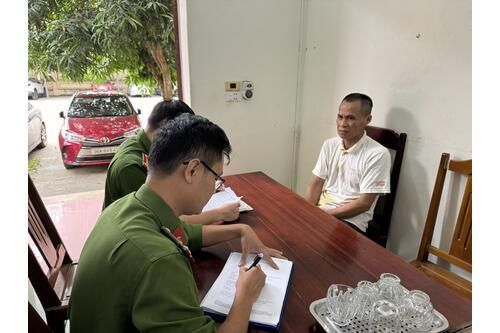 Say rượu, người đàn ông đấm vào mặt cán bộ Công an