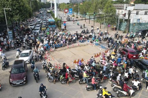 Rào chắn thi công ống nước, gây ùn tắc kéo dài trên đường Tố Hữu