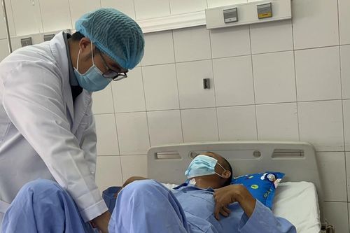 Thanh niên bị hoại tử ruột, vượt biển 3 ngày đến bệnh viện