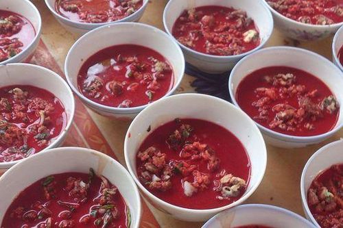 Một phụ nữ tử vong, hai người khác cấp cứu do ăn tiết canh lợn