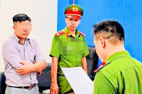 Khởi tố, bắt tạm giam lái xe lăng mạ cảnh sát