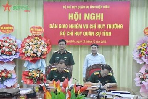 Bàn giao nhiệm vụ Chỉ huy trưởng Bộ CHQS tỉnh Điện Biên