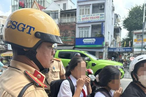 Phạt nhiều phụ huynh ở TPHCM điều khiển xe chở con không đội nón bảo hiểm