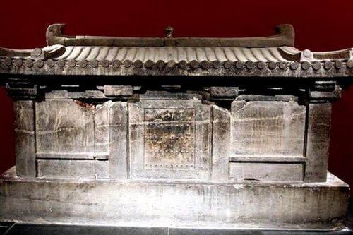 Mở mộ cổ, chuyên gia 'xanh mặt' thấy 4 chữ khắc trên nắp quan tài