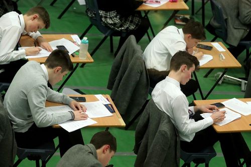 Anh dự kiến hủy chứng chỉ A-level