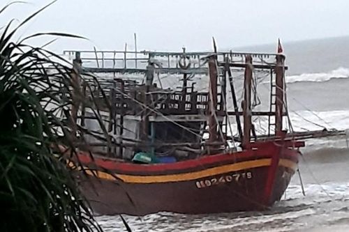 Tàu cá ngư dân bị chết máy mắc cạn ở vùng biển Quảng Trị