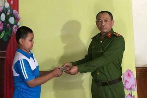 Học sinh Quảng Ninh trả lại gần 30 triệu đồng cho người đánh rơi