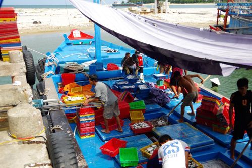 'Chợ' giữa Biển Đông
