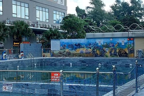 Bé trai đuối nước tại bể bơi khu nhà IEC Thanh Trì (Hà Nội): Gia đình mỏi mòn chờ kết luận sự việc