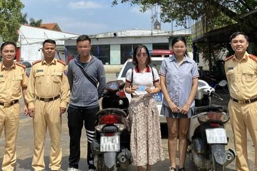 Nữ giáo viên tiểu học xúc động nhận lại xe máy mất cắp từ CSGT