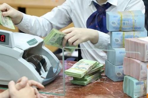 Lãi suất ngân hàng: Huy động giảm kỷ lục, cho vay vẫn 'neo' cao