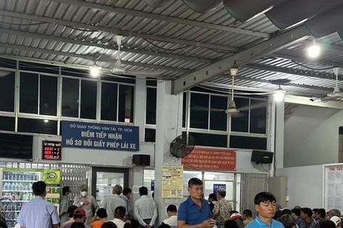Sợ bị phạt, người dân đổ xô đổi bằng lái xe từ bản giấy sang thẻ PET