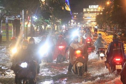 Mưa lớn vào giờ tan tầm, nhiều tuyến đường ở TPHCM tiếp tục ngập úng