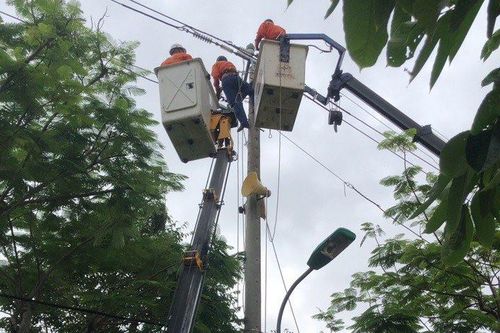 Khắc phục sự cố điện do giông sét, cấp điện trở lại cho hơn 20.000 khách hàng