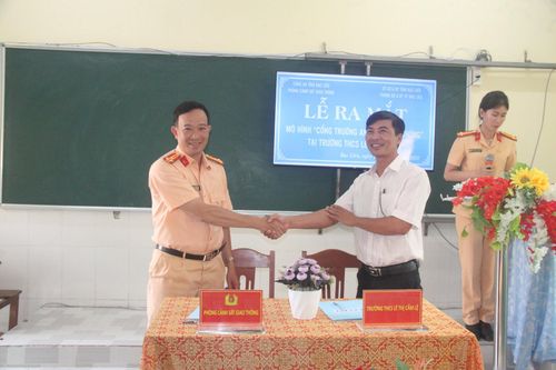 Mô hình 'cổng trường an toàn giao thông'