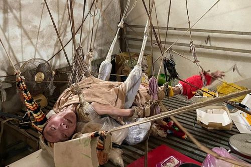 Bi kịch người đàn ông cả đời phải treo mình trên dây