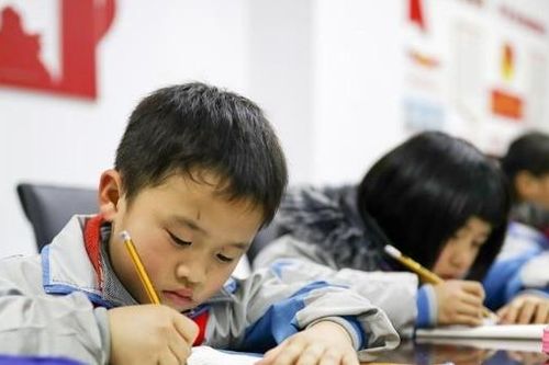 Để tốt nghiệp, trường tiểu học yêu cầu học sinh nói tiếng Anh lưu loát