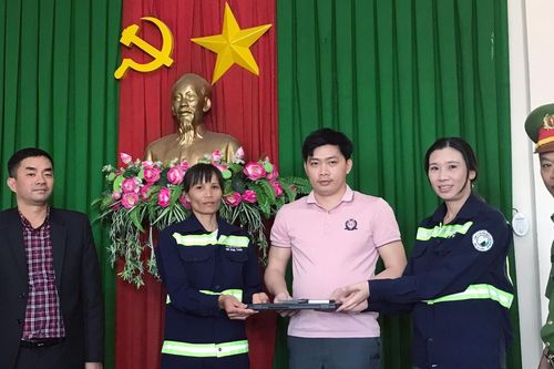 Hai nữ nhân viên môi trường ở Đà Lạt trả lại 4.700 USD cho người đánh rơi