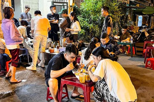 'Bánh canh ma' chật kín khách lúc nửa đêm ở TP.HCM, vừa mở bán đã lo hết hàng