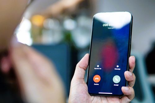 Sắp giao trẻ, cô giáo hoảng sợ khi biết phụ huynh thật đang ở nước ngoài