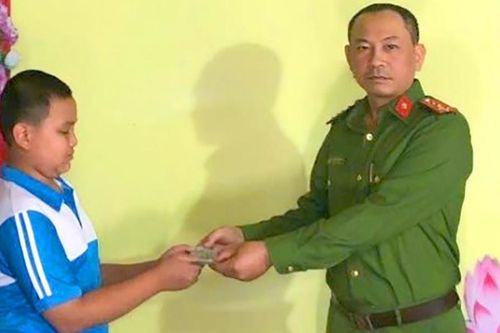 Học sinh lớp 6 trả lại gần 30 triệu cho người đánh rơi