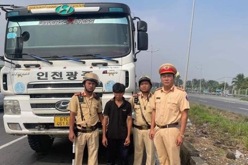 Lực lượng CSGT bắt giữ thanh niên trộm xe ôtô tại TP HCM