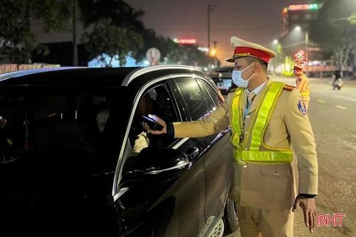Vi phạm nồng độ cồn: Chiêu 'gọi điện cho người thân' hết tác dụng!