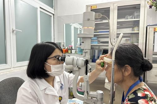 Khám mắt miễn phí cho người dân nhân Ngày Thị giác Thế giới