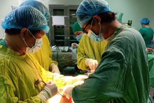 Cứu sống ngư dân bị thương thấu bụng, ruột lòi ra ngoài hoại tử