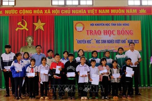 Trao học bổng, tiếp sức học sinh khó khăn ở khu vực biên giới đến trường
