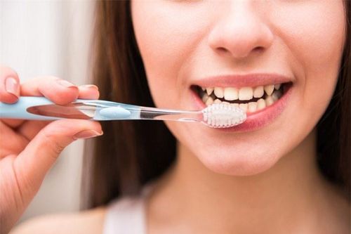 Có nên nhúng kem đánh răng vào nước trước khi đánh răng không? Nhiều người không hiểu rõ nên răng ố vàng