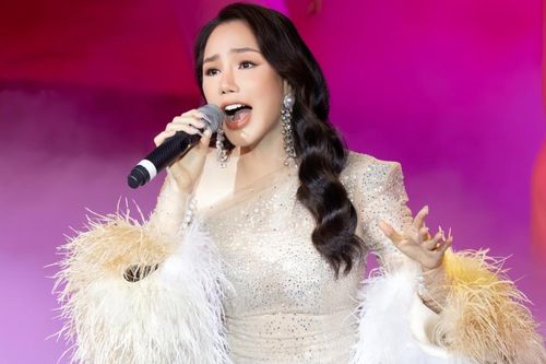 Hồ Quỳnh Hương tự ti về nhan sắc, ekip đủ 9 người chăm chút mới tự tin đi diễn