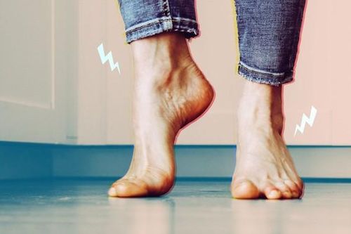 Cảm giác châm chích như kim châm ở tay chân là do đâu? Có nguy hiểm không?