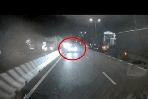 Xôn xao clip người phụ nữ bị tài xế dọa đánh vì nhắc nhở đi ngược chiều