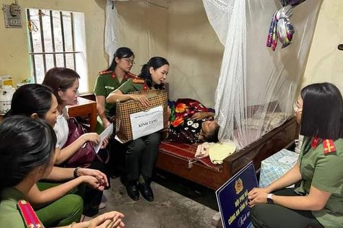 Hội Phụ nữ Công an Hải Dương chia sẻ yêu thương với phụ nữ khó khăn nhân Ngày 20/10