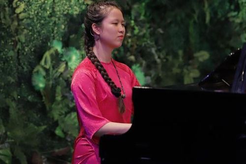 'Những giai điệu ánh sáng' của cô gái khiếm thị 20 tuổi