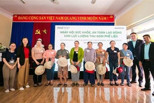 Coca Cola hỗ trợ người thu gom phế liệu