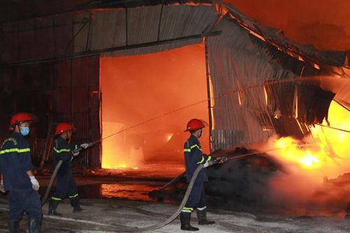 Bắc Giang: Cháy cơ sở sản xuất viên nén gỗ tại huyện Việt Yên