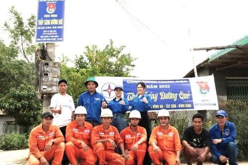 Tuổi trẻ Thủy điện An Khê - Ka Nak 'Thắp sáng đường quê' làng Xà Tang