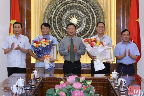 Trao tặng huy hiệu Đảng cho các đồng chí nguyên lãnh đạo tỉnh