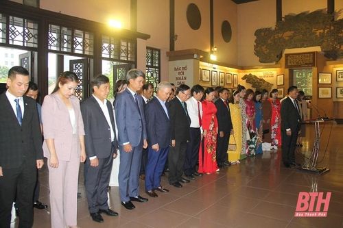 Hiệp hội Doanh nghiệp tỉnh Thanh Hóa dâng hương báo công Chủ tịch Hồ Chí Minh