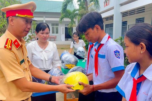 Ra mắt mô hình 'Cổng trường an toàn giao thông' tại Trường THCS Võ Trường Toản