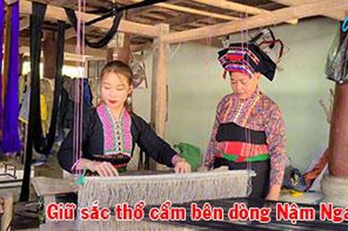 Giữ sắc thổ cẩm bên dòng Nậm Ngam