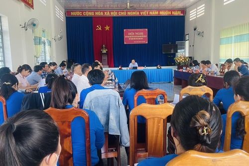 Chủ tịch UBND thị xã Ayun Pa đối thoại với thanh niên