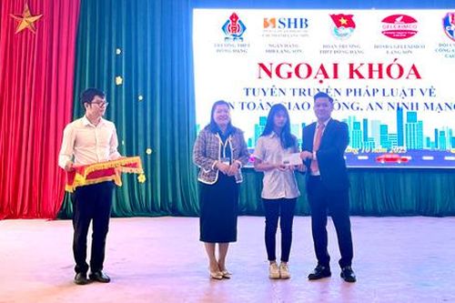 Trên 830 học sinh được tuyên truyền pháp luật