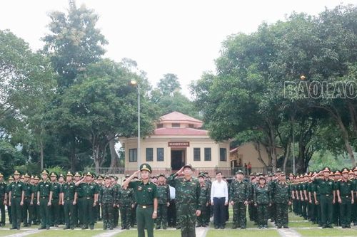 Đoàn công tác Học viện Quốc phòng dự Lễ chào cờ tại Cột cờ Lũng Pô