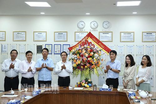 Đồng chí Chủ tịch UBND tỉnh thăm, chúc mừng các doanh nghiệp nhân kỷ niệm ngày Doanh nhân Việt Nam
