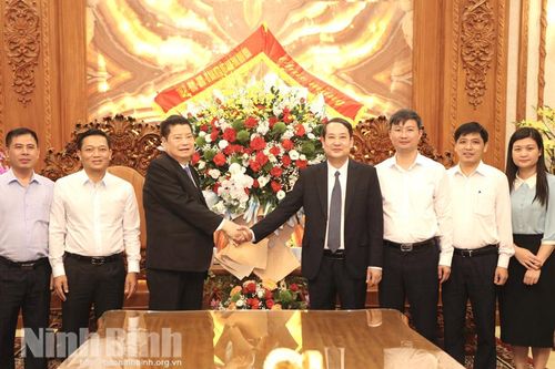 Đồng chí Phó Bí thư Thường trực Tỉnh ủy thăm, chúc mừng các doanh nghiệp nhân kỷ niệm ngày Doanh nhân Việt Nam