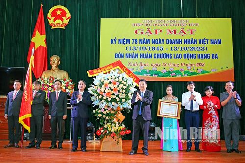 Hiệp hội Doanh nghiệp tỉnh đón nhận Huân chương Lao động hạng Ba