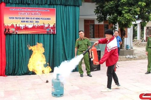Huấn luyện nghiệp vụ PCCC cho gần 300 cán bộ, giáo viên, học sinh